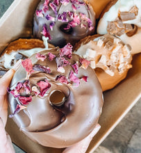 Load image into Gallery viewer, Edible Petals- Organic red rose petals